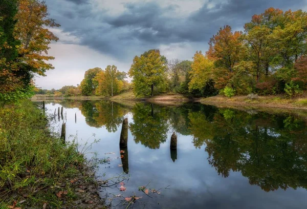 Uma Longa Exposição Tiro Árvores Refletindo Lago Outono — Fotografia de Stock