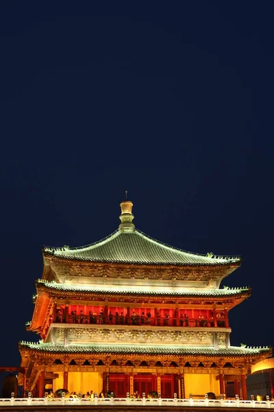 Вертикальный Снимок Древней Традиционной Городской Башни Сиань Китай Ночью — стоковое фото