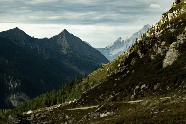 Uma Bela Paisagem Uma Paisagem Montanhosa Rochosa Fundo Céu Nublado — Fotografia de Stock