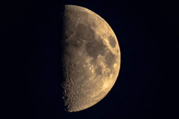 Misterioso Tiro Superfície Lua Meio Coberto Escuridão — Fotografia de Stock