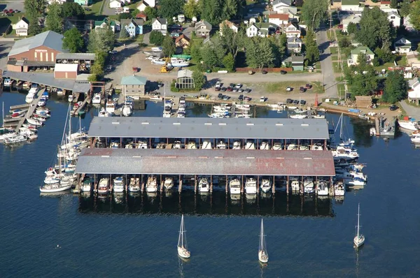 Luftaufnahme Eines Docks Voller Boote Und Yachten Mit Einer Kleinen — Stockfoto
