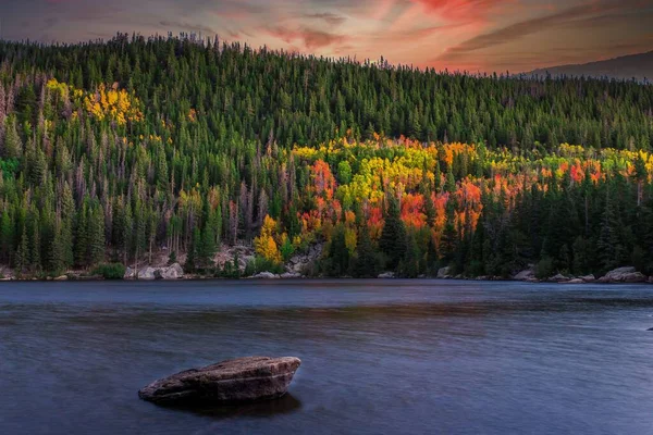 Ένα Χρυσό Κόκκινο Ηλιοβασίλεμα Πάνω Από Λίμνη Δέντρα Και Βουνά — Φωτογραφία Αρχείου