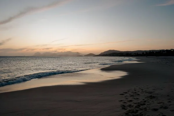 Beautiful Shot Camboinhas Beach Sea Mountain Background Sunset — Stock Photo, Image