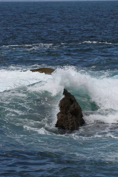 看海浪冲破岩石的景象 — 图库照片