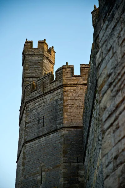 Disparo Vertical Del Castillo Caernarfon Contra Cielo Azul Gales —  Fotos de Stock