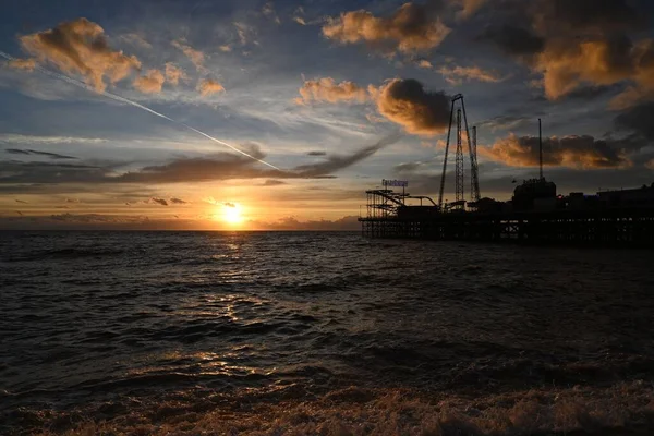 夕暮れ時の海の中の桟橋の美しいショット — ストック写真