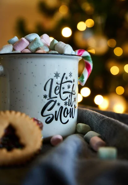 Colpo Verticale Una Tazza Cioccolata Calda Con Marshmallow Concetto Vacanze — Foto Stock