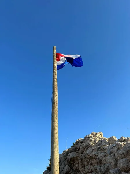 低角的克罗地亚国旗在清澈的蓝天上迎风飘扬 — 图库照片