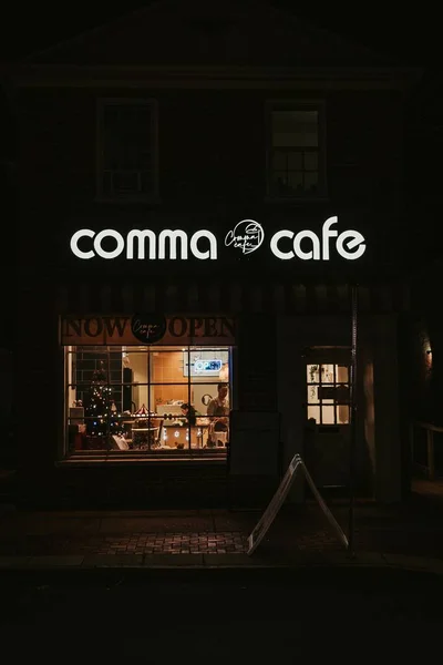 Egy Függőleges Felvétel Comma Kávézóról Éjszaka Delaware Belvárosában — Stock Fotó