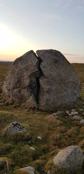 Gün Batımında Bir Kayanın Dikey Çekimi — Stok fotoğraf