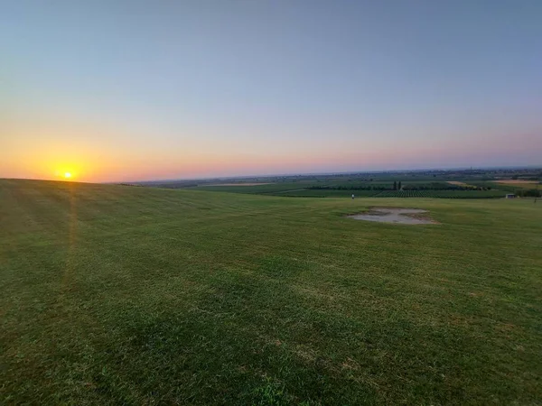 Красивий Пейзаж Зеленого Поля Спокійному Заході Сонця — стокове фото