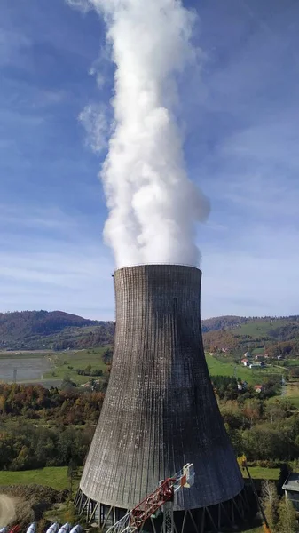 Una Central Nuclear Con Columnas Humo Saliendo Ella Contra Hermoso — Foto de Stock