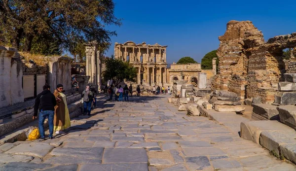 Några Turister Den Antika Platsen Efesus Selcuk Turkiet — Stockfoto
