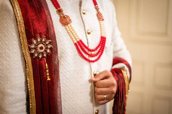 Крупный План Индийского Жениха Красном Ожерелье Белом Костюме — стоковое фото