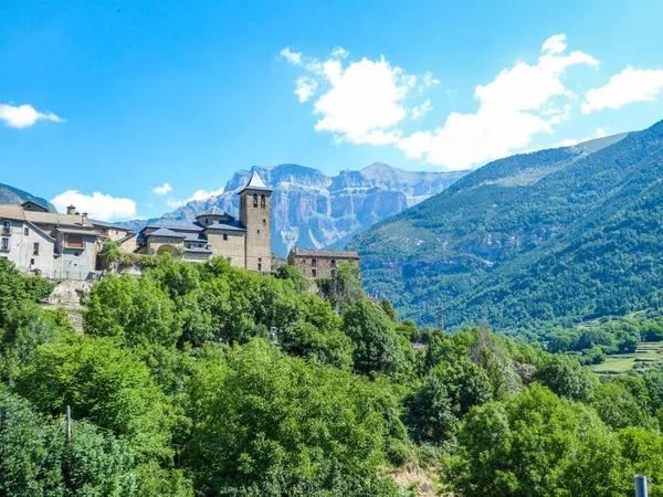 Beautiful Shot Old Castle Mountain Surrounded Greenery Blue Sky — Stock Photo, Image