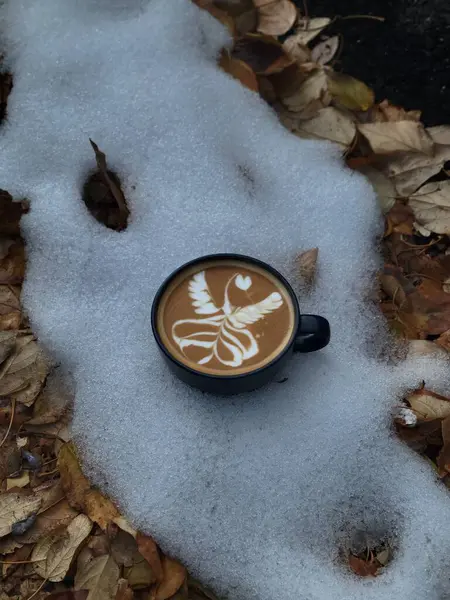 Plan Vertical Une Boisson Avec Latte Art Dans Une Tasse — Photo