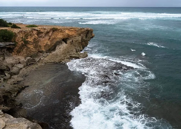 Las Olas Del Océano Pacífico Contra Las Rocas Kuai Hawai —  Fotos de Stock