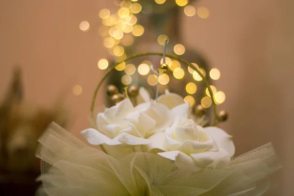 Closeup Flores Brancas Para Noiva Contra Luzes Bokeh — Fotografia de Stock