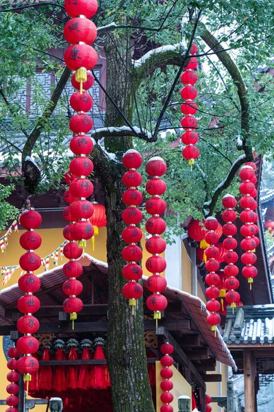 Sebuah Lampu Vertikal Cina Lampu Kertas Merah Tergantung Sebuah Taman — Stok Foto