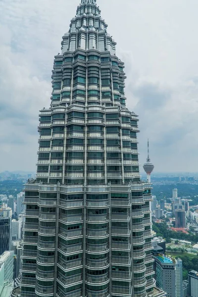 Een Close Van Petronas Towers Een Sombere Dag Kuala Lumpur — Stockfoto
