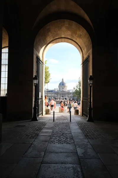 ルーブル美術館 フランスの門を通って フランス研究所とポンデ芸術橋の垂直ショット — ストック写真