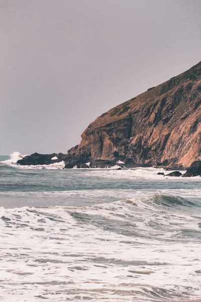 Een Verticaal Schot Van Zee Achtergrond Van Rotsachtige Kliffen — Stockfoto