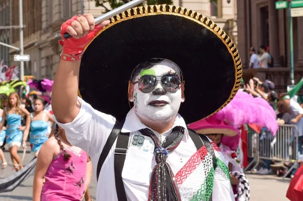 Primer Plano Hombre Con Sombrero Tradicional Durante Desfile Del Día — Foto de Stock