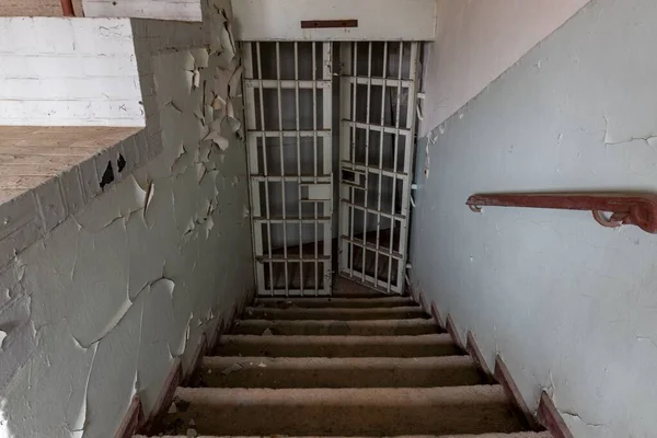 一张通往地牢的楼梯的照片 — 图库照片