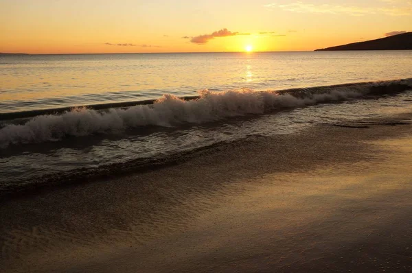 Sunset Seascape Waves Splashing Sandy Coast — Stock Photo, Image
