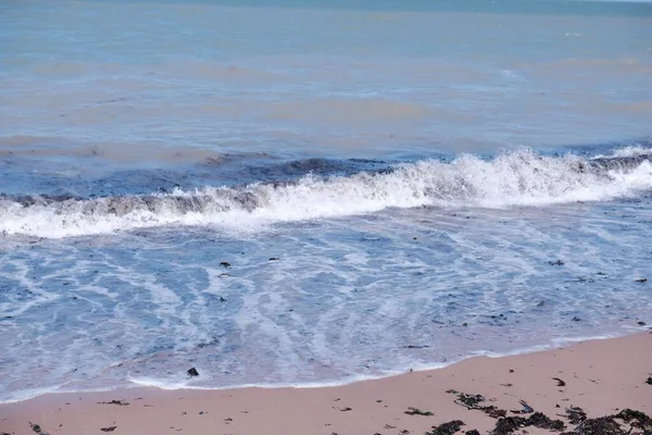浪花汹涌的大海在沙滩上 — 图库照片