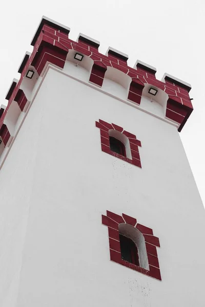 Μια Όμορφη Κάθετη Θέα Ενός Λευκού Πύργου Ενάντια Στο Συννεφιασμένο — Φωτογραφία Αρχείου
