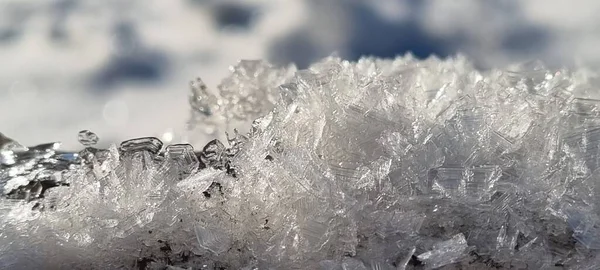 Eine Panoramische Makroaufnahme Von Eiskristallen Mit Verschwommenem Hintergrund — Stockfoto