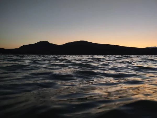 Хвилясте Море Заході Сонця Силуетом Гір Задньому Плані — стокове фото
