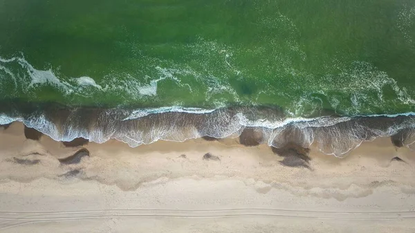 北海のデンマーク海岸の空上からの眺め砂浜と波を打つ — ストック写真