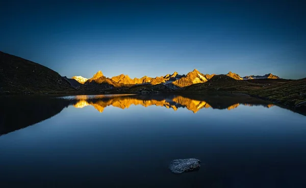 Uma Bela Vista Lago Reflexivo Montanhas Fundo Durante Pôr Sol — Fotografia de Stock
