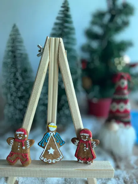 Vertical Shot Cute Small Christmas Cookies Christmas Tree Blurred Background — Stock Photo, Image