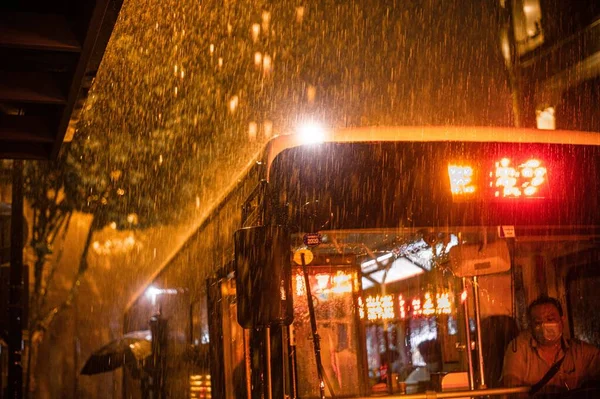 Автобус Едущий Улице Ночь Дождя — стоковое фото