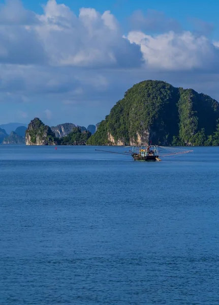 Hermosas Formaciones Rocosas Con Vistas Paisaje Barcos Long Bay Vietnam —  Fotos de Stock