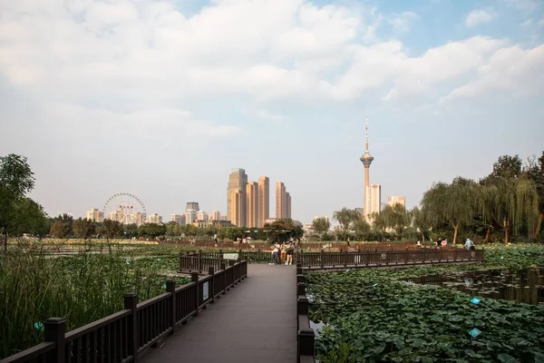 中国天津水上公园一个晴朗的9月下午 有许多摩天大楼的宽阔的水平截图 — 图库照片