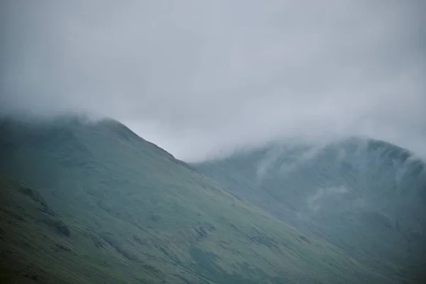 Krásná Krajina Nad Zelenými Horami Irsku Mlhavého Dne — Stock fotografie