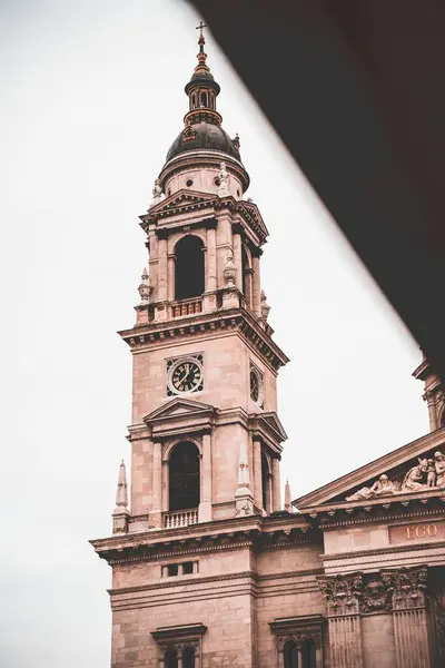 Szent István Bazilika Óratornyának Függőleges Képe Budapest — Stock Fotó