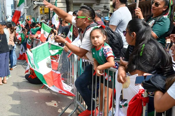 Grupa Ludzi Kobieta Podczas Parady Dnia Niepodległości Meksyku — Zdjęcie stockowe