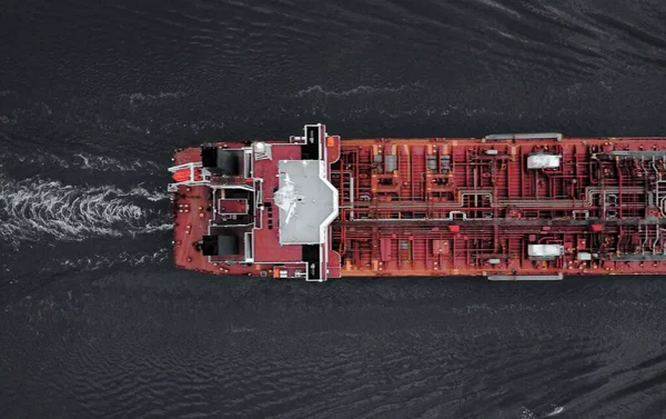 Denizde Güneş Işığı Altında Kırmızı Bir Kargo Gemisinin Hava Görüntüsü — Stok fotoğraf