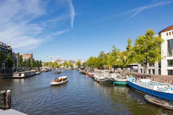 Amsterdam Daki Binalarla Çevrili Bir Liman Manzarası — Stok fotoğraf