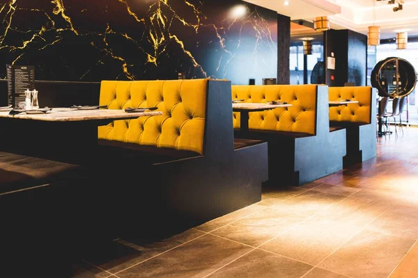 黒壁と黄色の椅子のレストランのインテリア — ストック写真