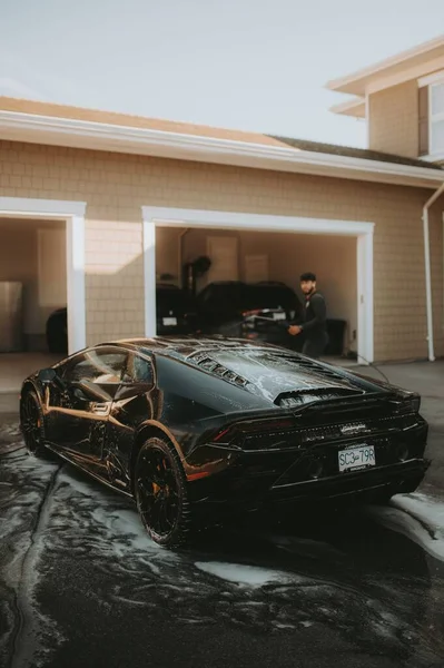 Ein Lamborghini Huracan Wäscht Der Nähe Von Waschanlagen Menschen Herum — Stockfoto