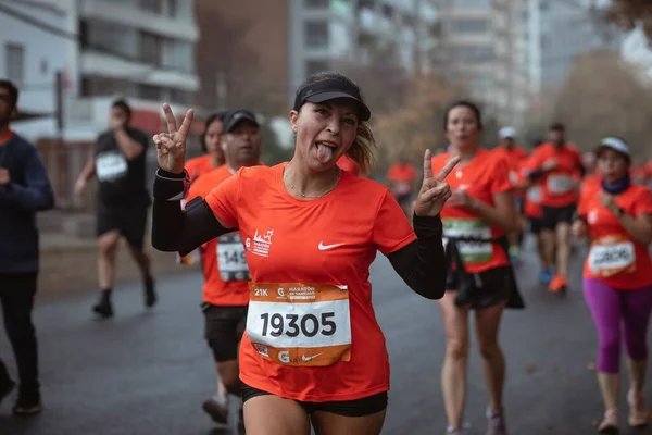 参加2022年智利圣地亚哥马拉松赛的一名女性 — 图库照片