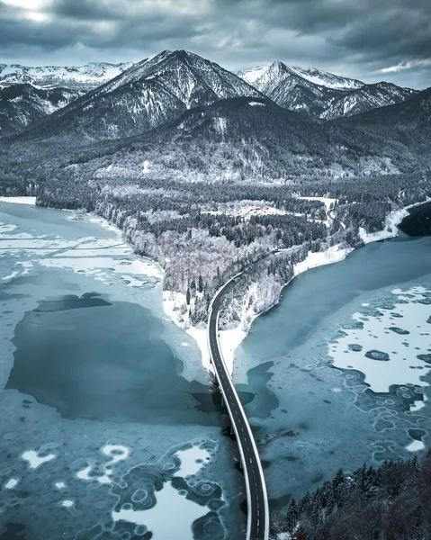 Eine Senkrechte Aufnahme Einer Straße Über Den Zugefrorenen Sylvensteinsee Inmitten — Stockfoto