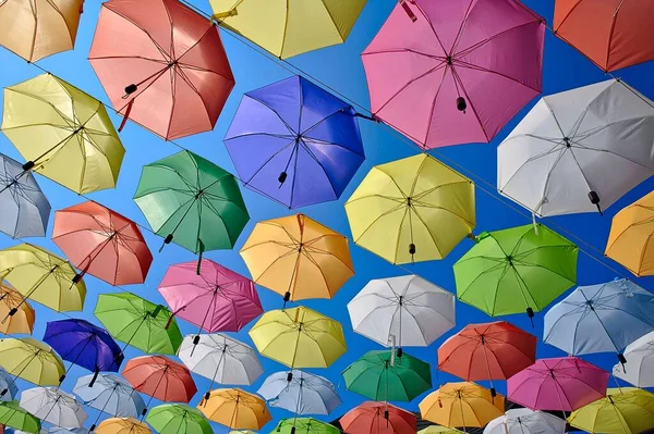 澄んだ青い空の下で鮮やかな傘の装飾 — ストック写真