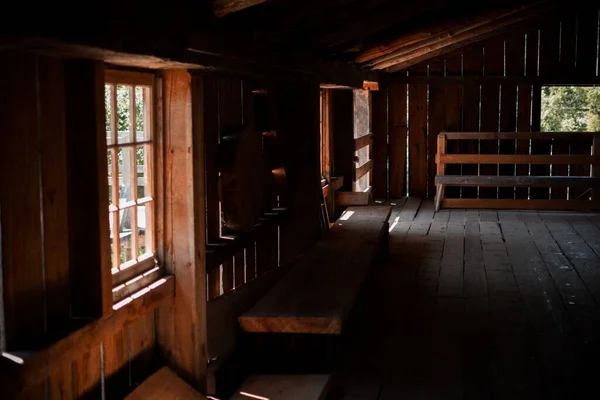 Παλιό Εγκαταλελειμμένο Ξύλινο Σπίτι Από Εσωτερικό Του Δάσους Κατά Διάρκεια — Φωτογραφία Αρχείου